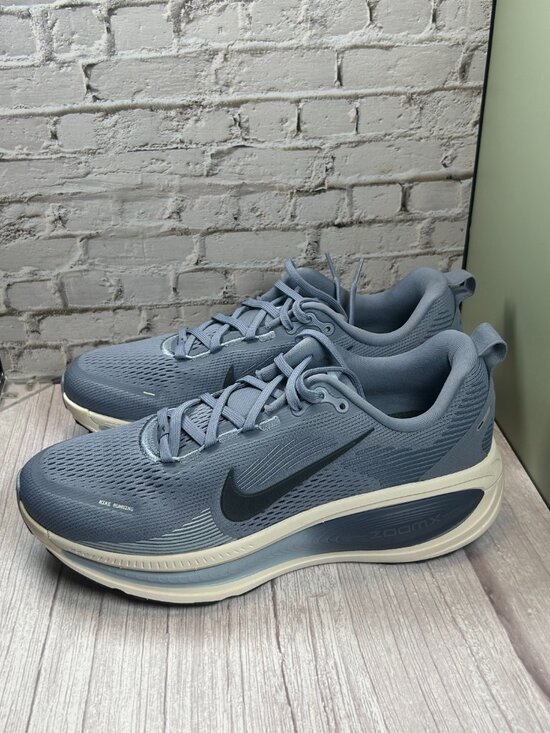NIKE VOMERO 18 ROAD RUNNING SHOE (10) main image 12